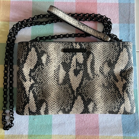 Kelly Wynne snake skin clutch! Has wristlet strap and long black chain strap! - Picture 2 of 5